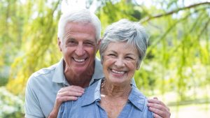 Comparison of dental implants in Weybridge and dentures for restoring smiles